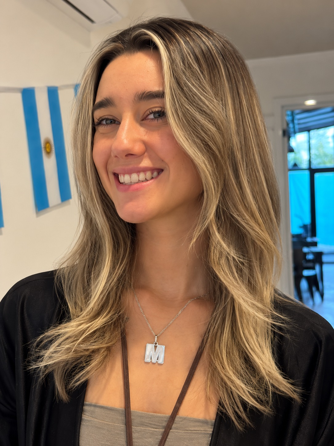Mechas rubias con ondas en Paola Estilista