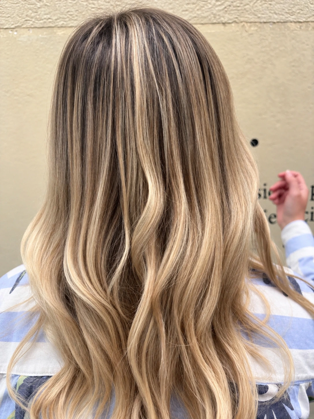 Color rubio con mechas en Paola Estilista