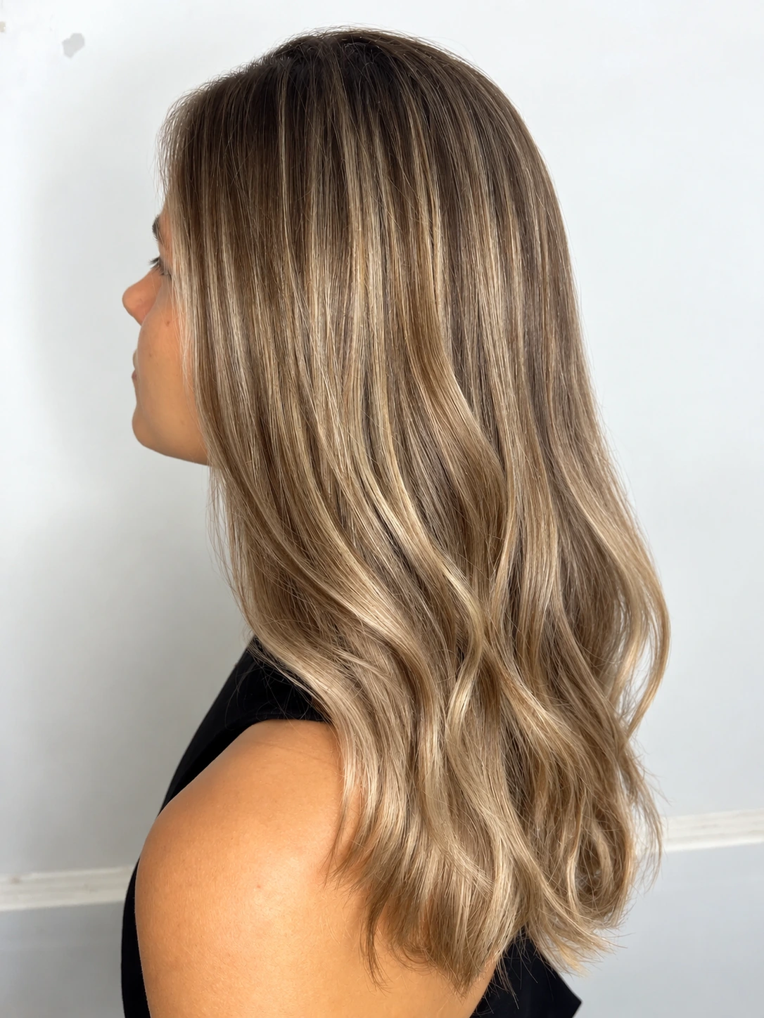 Balayage rubio sobre base castaña en Paola Estilista