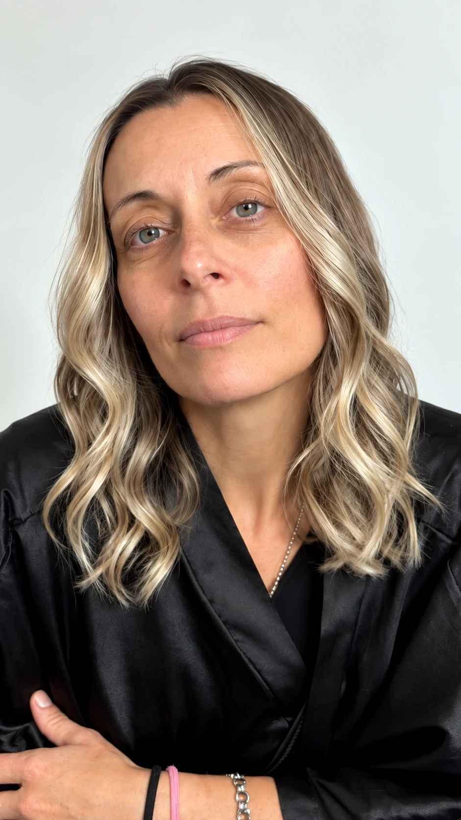 Ondas con iluminación rubia en Paola Estilista